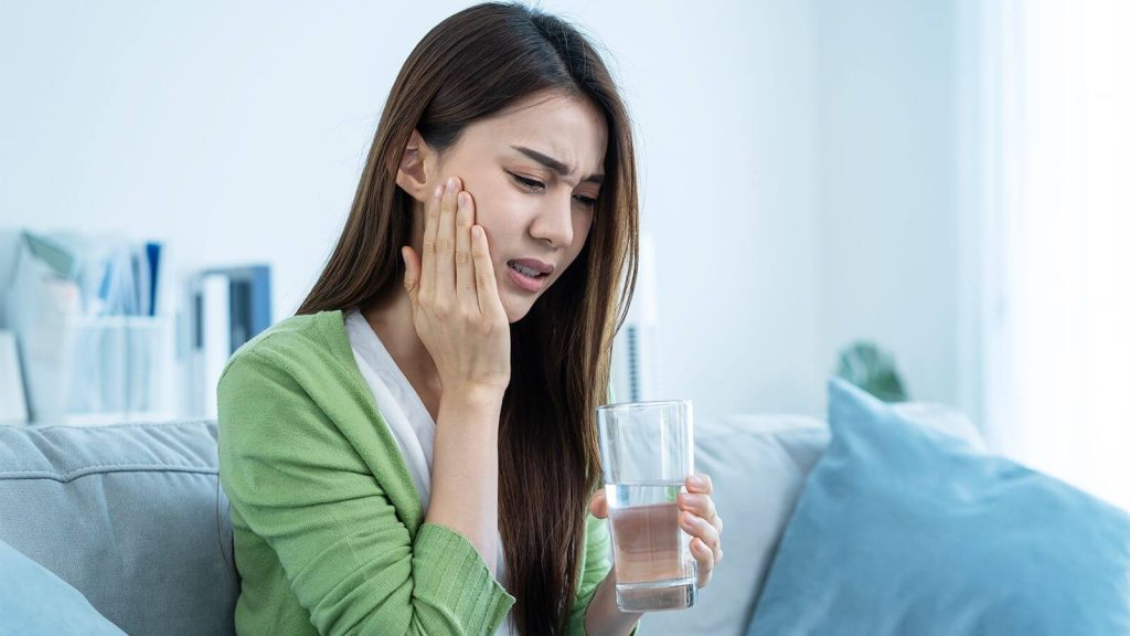 Чувствительность зубов: причины, симптомы и современные способы лечения